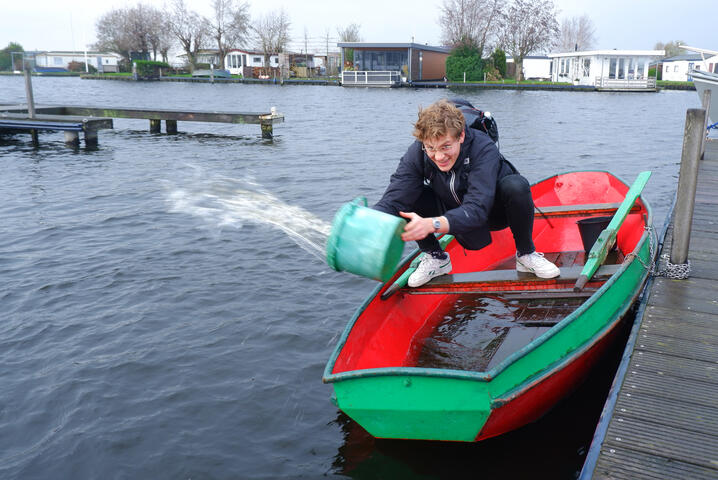Joppe hoost een bootje dat op de kameleon lijkt leeg